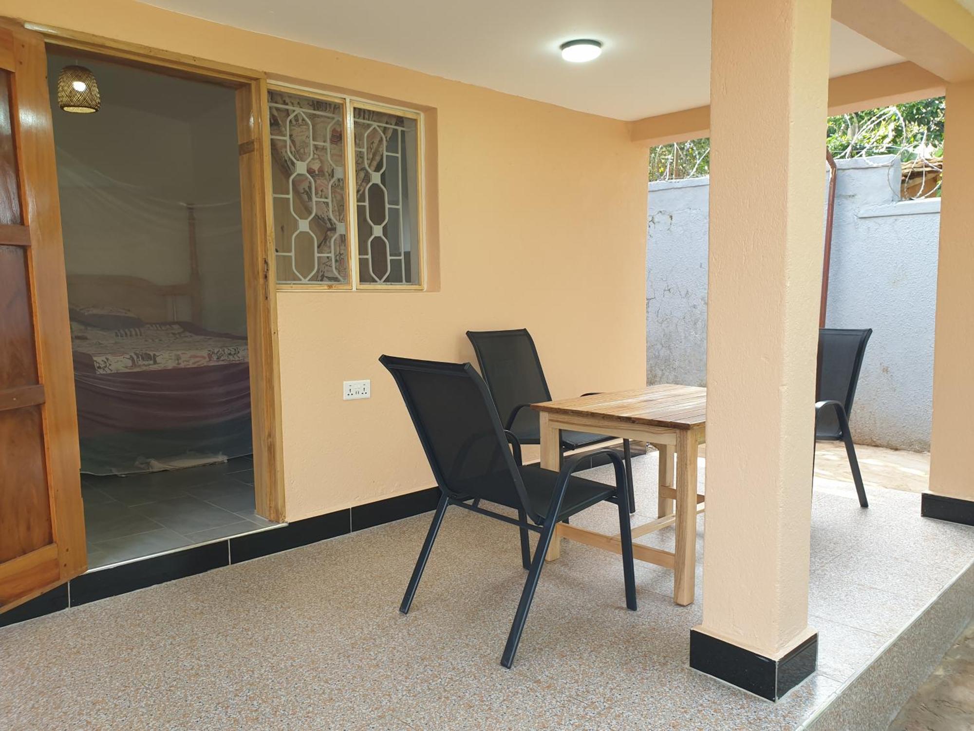 Alison & Dave'S Guesthouse Ентебе Екстериор снимка