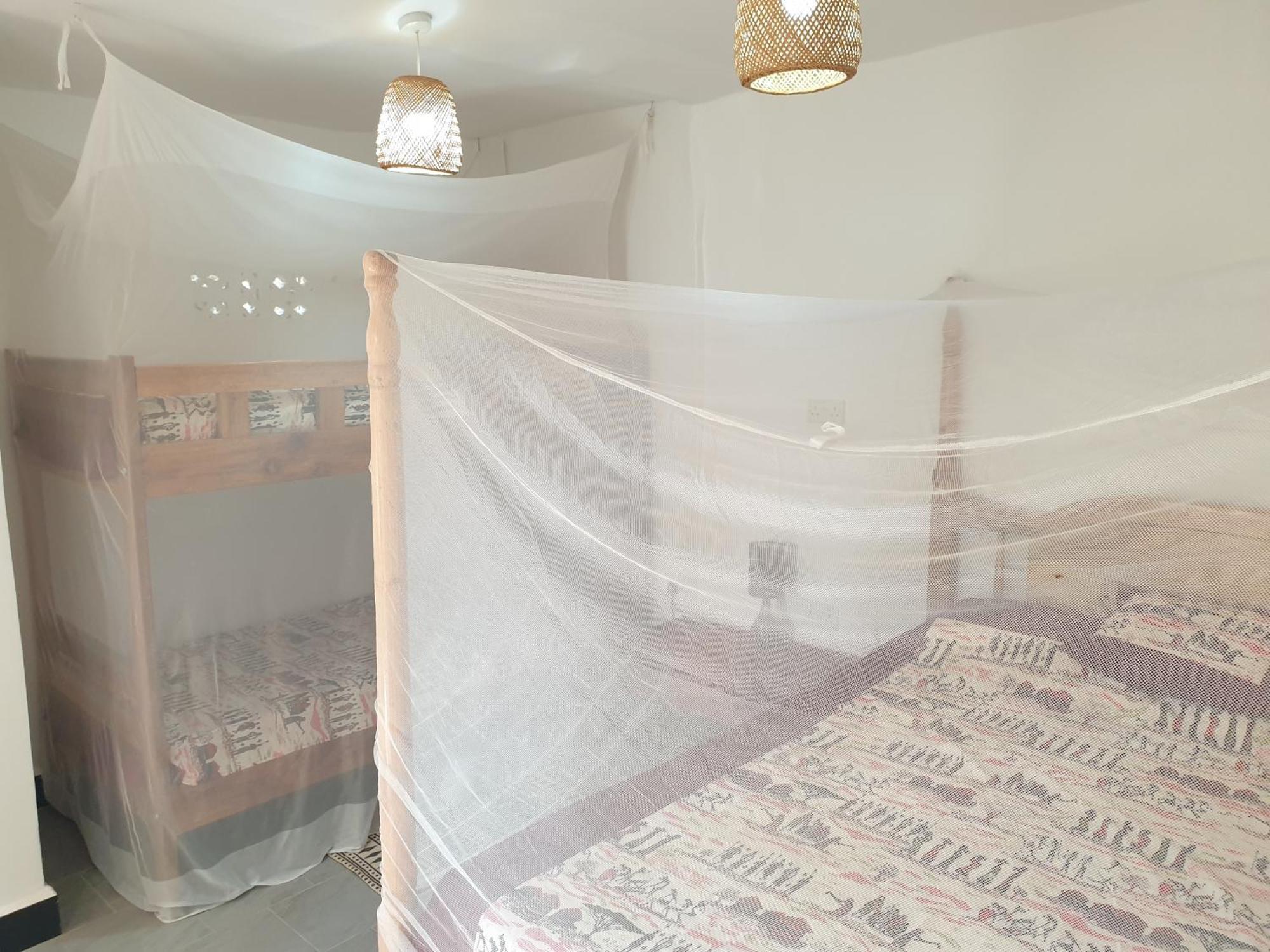 Alison & Dave'S Guesthouse Ентебе Екстериор снимка