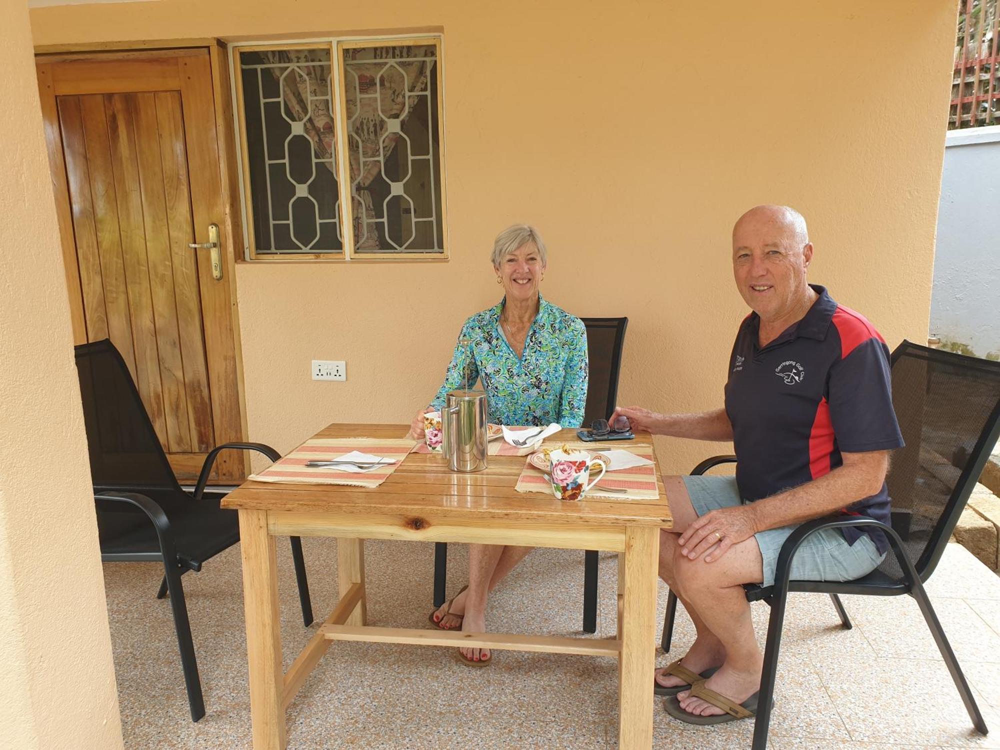 Alison & Dave'S Guesthouse Ентебе Екстериор снимка