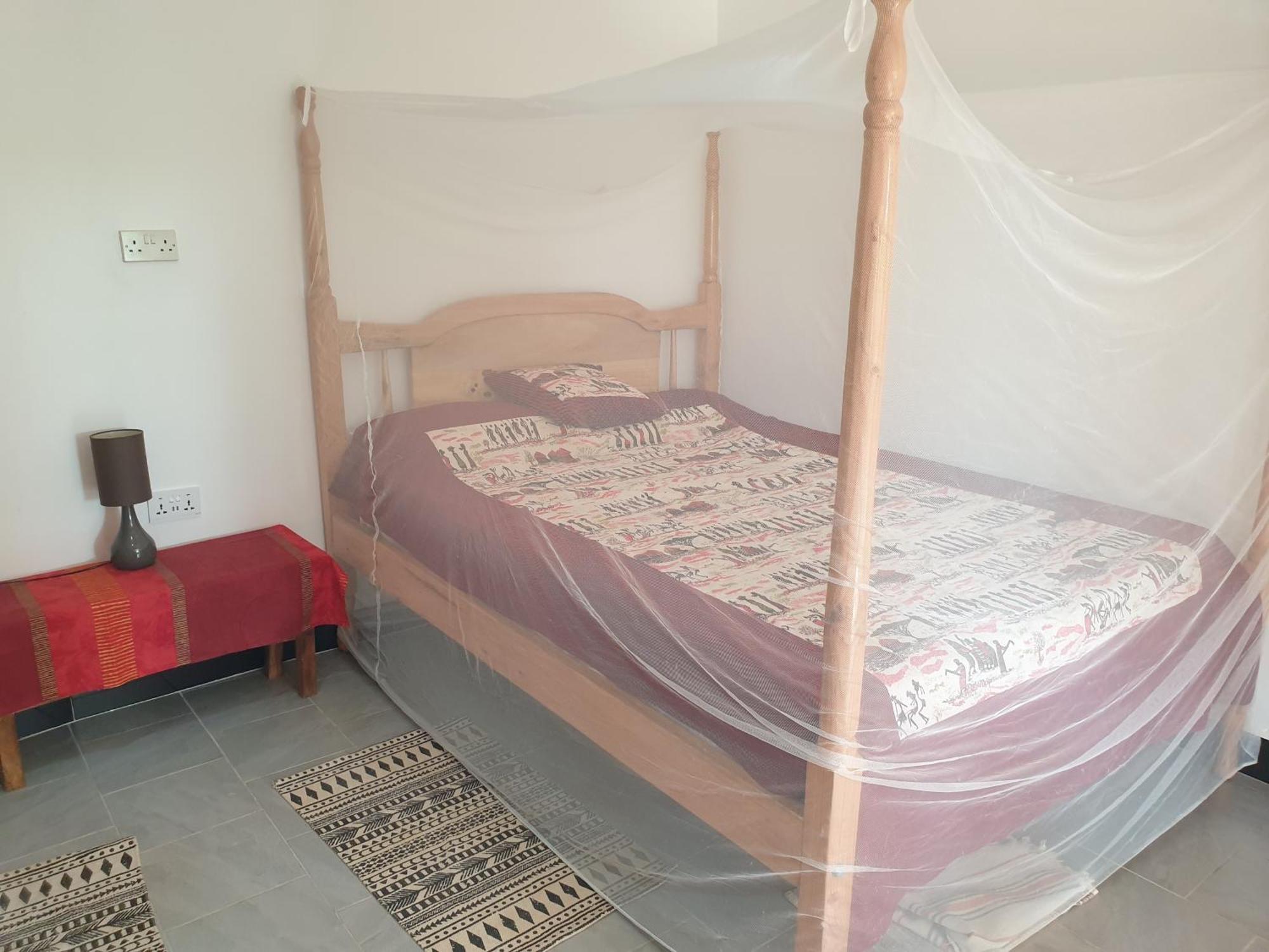 Alison & Dave'S Guesthouse Ентебе Екстериор снимка